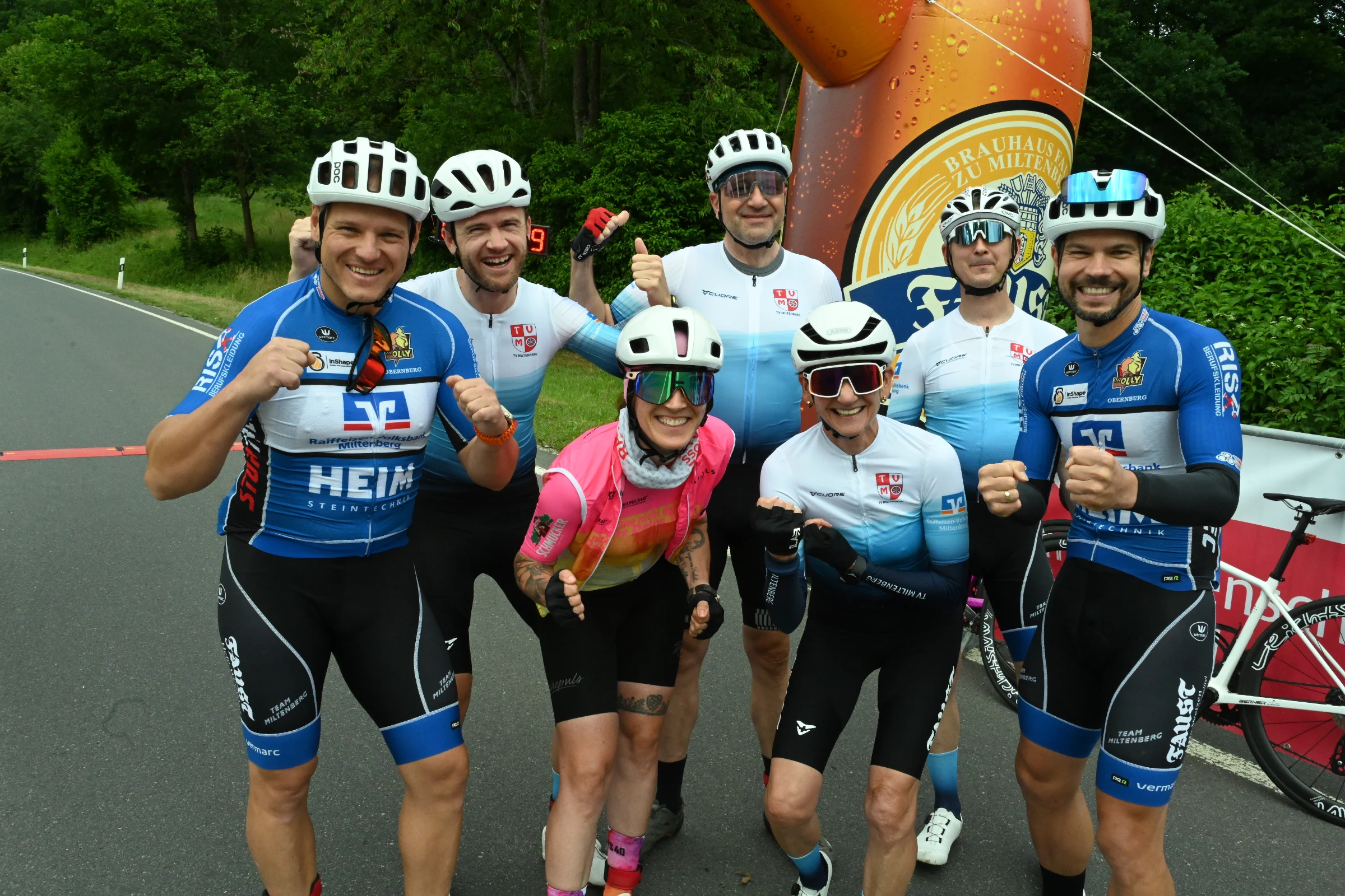Das TVM-Team vor dem Faust-Bogen bei der Bergchallenge Boxbrunn