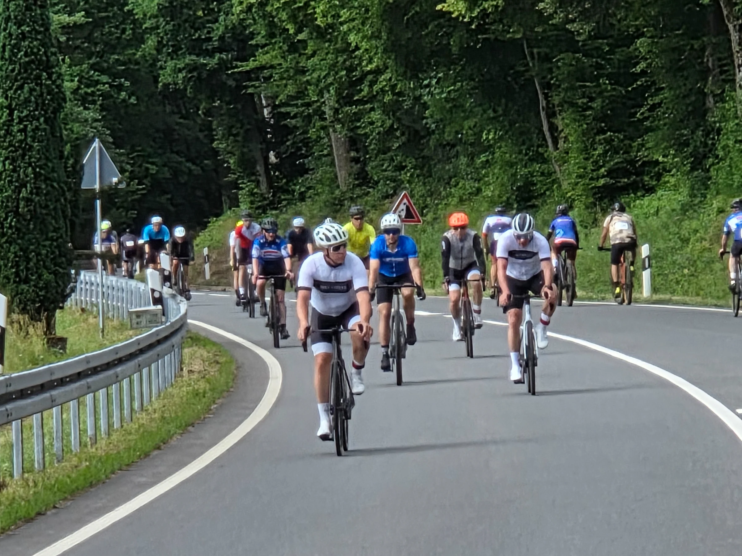 Radsportlerinnen und Radsportler auf der Bergstrecke nach Boxbrunn